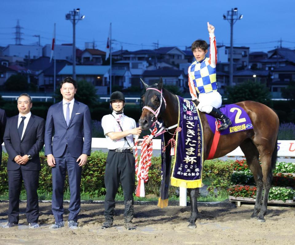 　さきたま杯を制したシャマルと川須と関係者