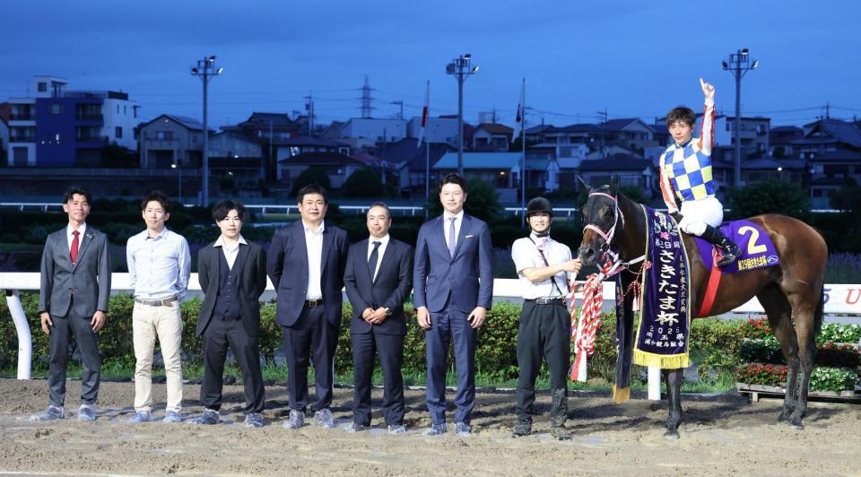 　さきたま杯を制したシャマルと川須と関係者