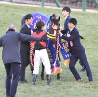 　有馬記念を制したレガレイラと戸崎圭（２０２４年１２月）