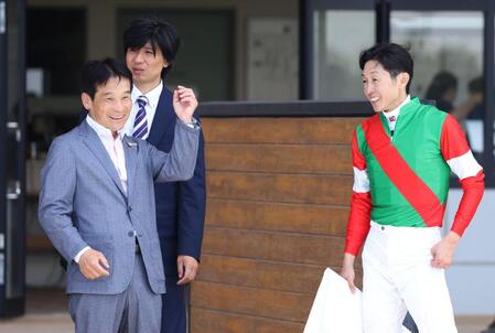 　函館４Ｒを快勝したアルマデオロを管理する清水久師と談笑する武豊（右）