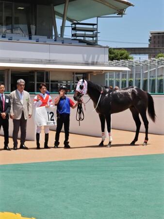 　新馬戦を制したカラクニダケ
