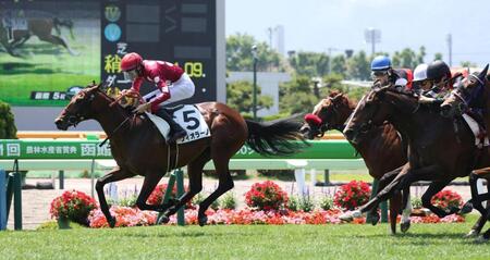 　内から抜け出したフィオラーノ（左）