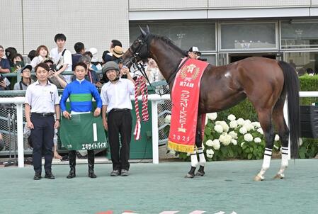 　ラジオＮＩＫＫＥＩ賞を制したエキサイトバイオと荻野極（撮影・持木克友）