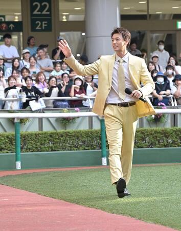 　パドックのファンに手を振って引き揚げる竹内涼真（撮影・持木克友）