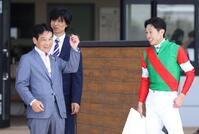 　函館４Ｒを快勝したアルマデオロを管理する清水久師と談笑する武豊（右）