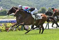 　福島２Ｒを勝った（左）ラーシャローム（撮影・持木克友）