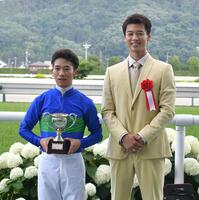 　プレゼンターを務めた竹内涼真（右）と笑顔で写真に納まる荻野極（撮影・持木克友）