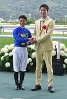 　プレゼンターを務めた竹内涼真（右）と笑顔で握手を交わす荻野極（撮影・持木克友）