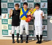 　ラスト騎乗を終え、同期の川須（右）、高倉（左）から花束を贈られる水口