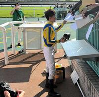 　ラスト騎乗を終えてサインをする水口