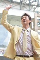 　パドックのファンに手を振って引き揚げる竹内涼真（撮影・持木克友）