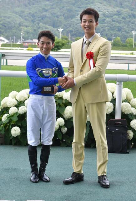 竹内涼真が福島競馬初登場 ラジオNIKKEI賞でプレゼンター 馬券は