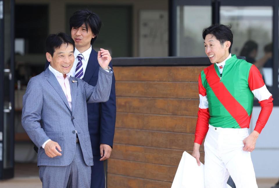 　函館４Ｒを快勝したアルマデオロを管理する清水久師と談笑する武豊（右）
