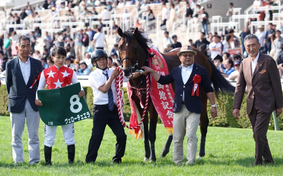 　コースレコードで函館記念を勝利したヴェローチェエラ。左から２人目は佐々木、左から４人目は須貝師