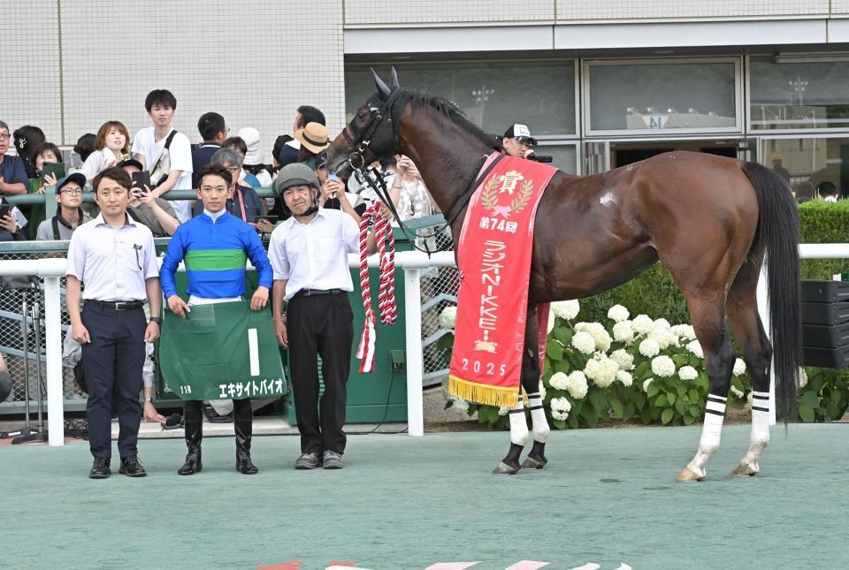 　ラジオＮＩＫＫＥＩ賞を制したエキサイトバイオと荻野極（撮影・持木克友）