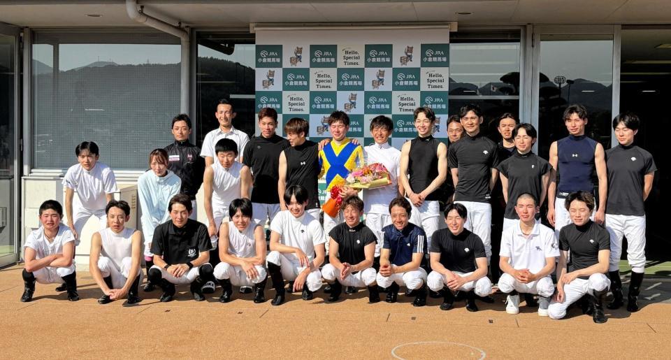 　騎手仲間にねぎらわれる水口（後列中央）