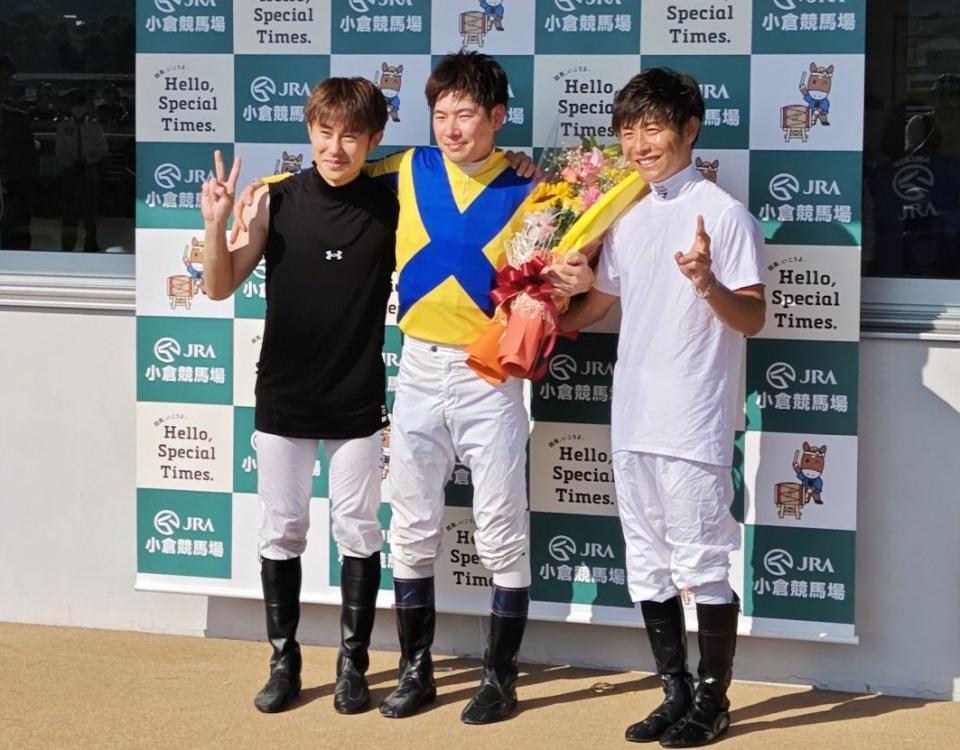 　ラスト騎乗を終え、同期の川須（右）、高倉（左）から花束を贈られる水口