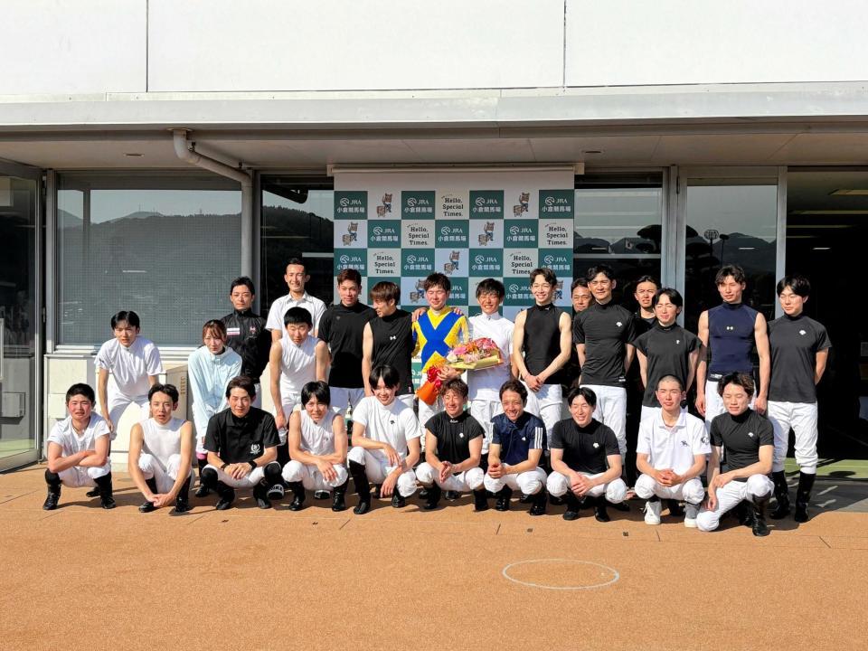 　騎手仲間にねぎらわれる水口（後列中央）