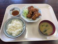 　函館競馬場の厩務員食堂で提供されるザンギ定食　