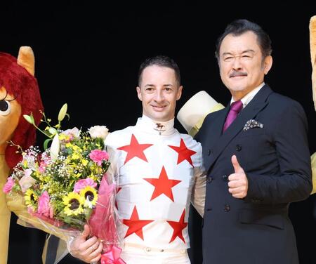 　ルメールとポーズをとる吉田鋼太郎