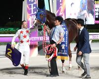 　ミッキーファイトの頭をなでるルメール