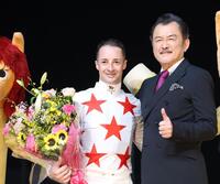 　ルメールとポーズをとる吉田鋼太郎