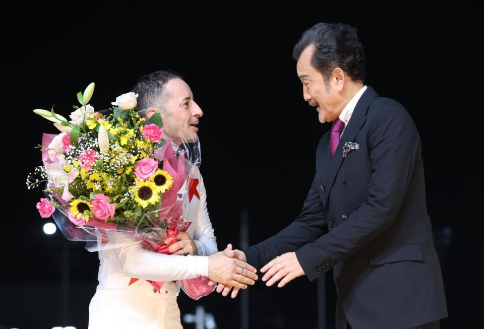 　ルメールと握手をする吉田鋼太郎