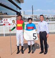 　地方競馬通算５００勝を達成した岡村健（中央）＝撮影・村上英明