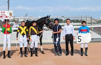 　地方競馬通算５００勝を達成した岡村健（右端）＝撮影・村上英明