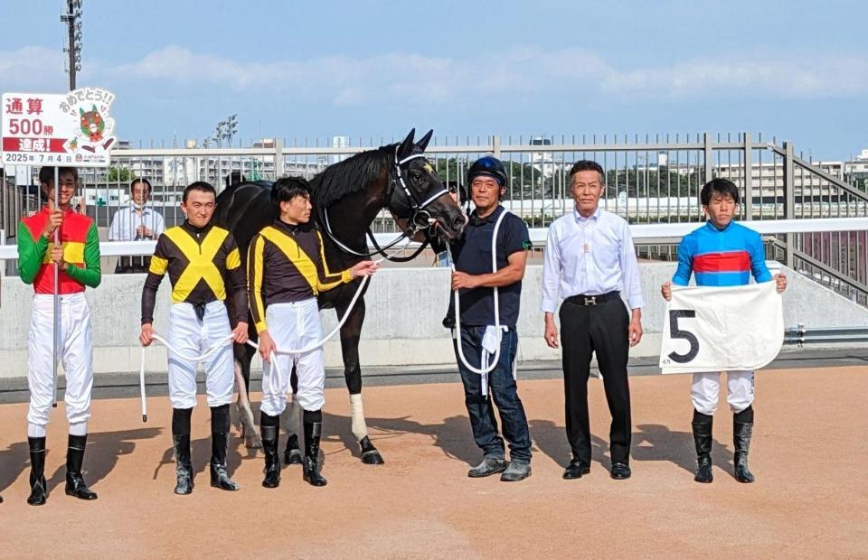 　地方競馬通算５００勝を達成した岡村健（右端）＝撮影・村上英明