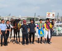 　初勝利を挙げた長谷川剛師（左から２人目）＝撮影・村上英明
