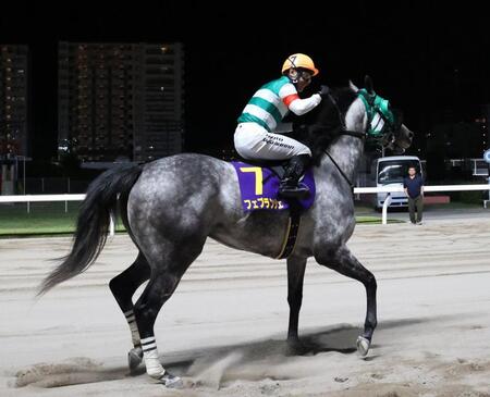 　観衆に向かってガッツポーズする吉原寛