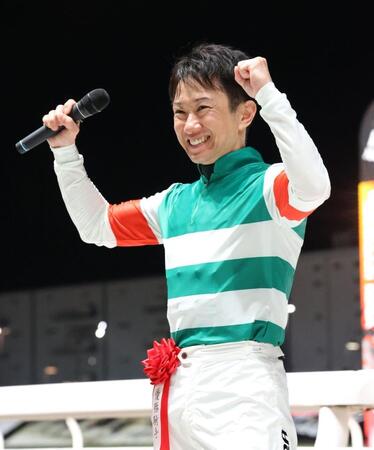 　観衆の声援に応え、両手でガッツポーズする吉原寛