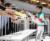 　観衆にサインをする吉原寛