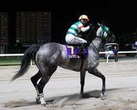 　観衆に向かってガッツポーズする吉原寛