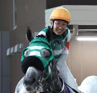 　スパーキングレディーカップを制したフェブランシェの頭をなでる吉原寛