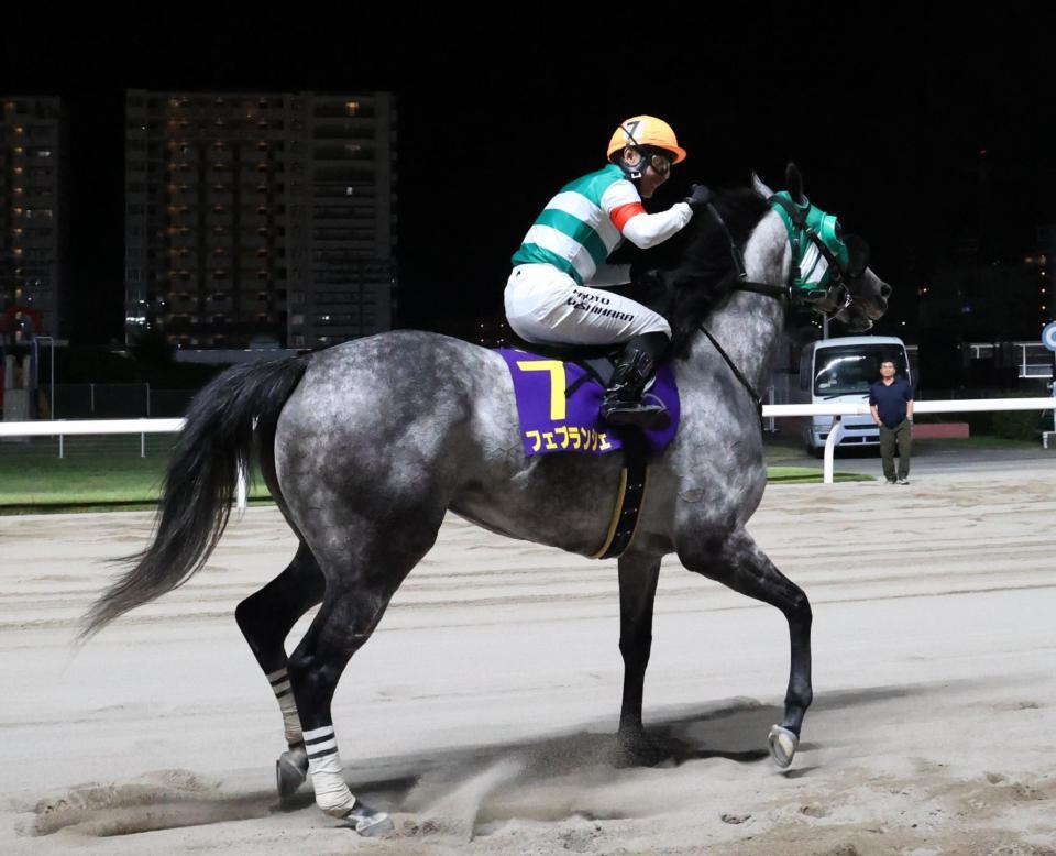 　観衆に向かってガッツポーズする吉原寛