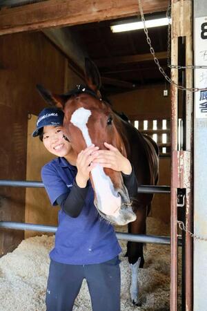 　カルプスペルシュと松原汀明調教助手