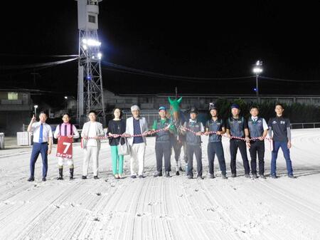 　兵庫サマークイーン賞を制覇したヴィーリヤと関係者（撮影・中山伸治）