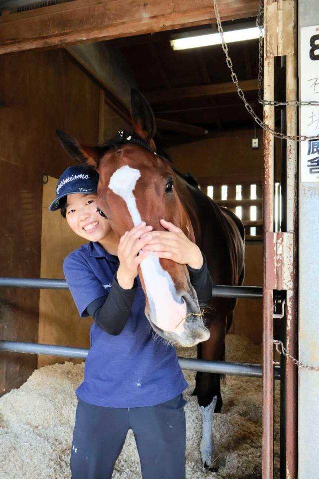 　カルプスペルシュと松原汀明調教助手