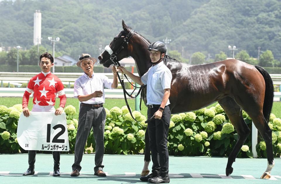 　新馬戦を勝利したルージュボヤージュと（左から）荻野極、国枝師（撮影・園田高夫）