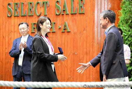 　セールに先駆けて日本競走馬協会の河野太郎会長に表彰される近藤旬子オーナーⒸＪａｐａｎ　Ｒａｃｉｎｇ　Ｈｏｒｓｅ　Ａｓｓｏｃｉａｔｉｏｎ