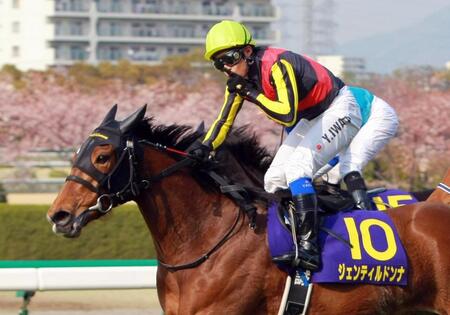 　桜をバックに桜花賞を快勝して見せたジェンティルドンナ＝２０１２年４月