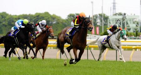 　オークスを制したジェンティルドンナ（中央）＝２０１２年５月