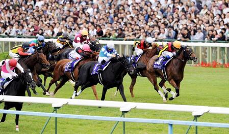 　秋華賞を制したジェンティルドンナ（右）＝２０１２年１０月