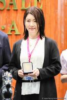 　アドマイヤズームで朝日杯ＦＳを制し、セール前に表彰された近藤旬子オーナーⒸＪａｐａｎ　Ｒａｃｉｎｇ　Ｈｏｒｓｅ　Ａｓｓｏｃｉａｔｉｏｎ