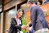 　セールに先駆けて自民党の衆院議員で日本競走馬協会・河野太郎会長に表彰される近藤旬子オーナー（左）ⒸＪａｐａｎ　Ｒａｃｉｎｇ　Ｈｏｒｓｅ　Ａｓｓｏｃｉａｔｉｏｎ