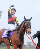 　有馬記念を制した戸崎圭とジェンティルドンナ＝２０１４年１２月