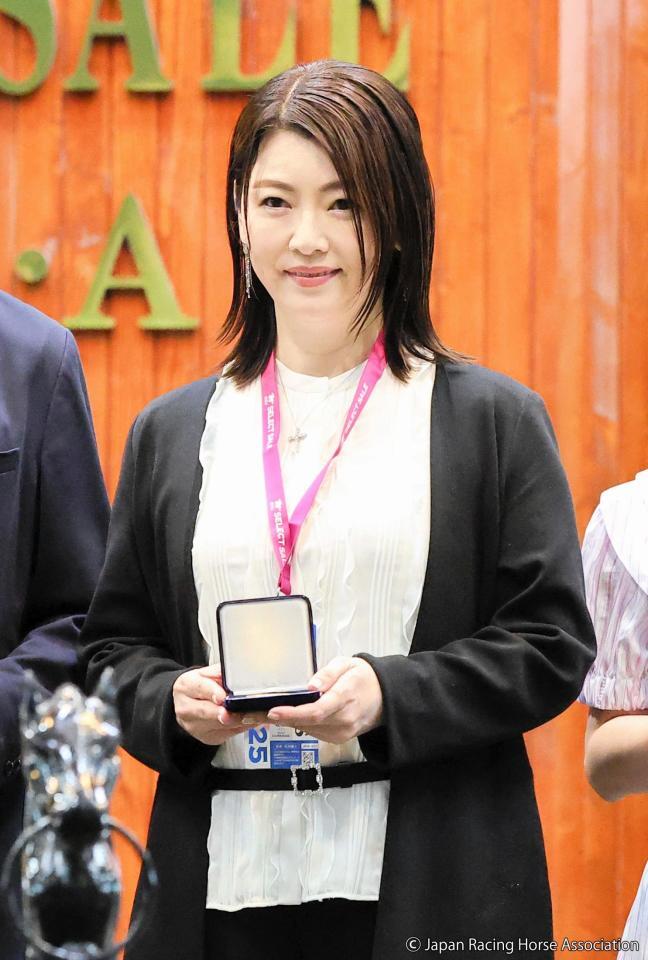 　アドマイヤズームで朝日杯ＦＳを制し、セール前に表彰された近藤旬子オーナーⒸＪａｐａｎ　Ｒａｃｉｎｇ　Ｈｏｒｓｅ　Ａｓｓｏｃｉａｔｉｏｎ