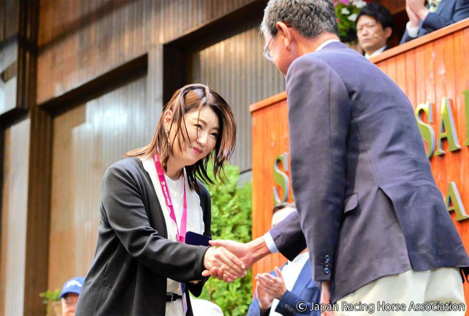 　セールに先駆けて自民党の衆院議員で日本競走馬協会・河野太郎会長に表彰される近藤旬子オーナー（左）ⒸＪａｐａｎ　Ｒａｃｉｎｇ　Ｈｏｒｓｅ　Ａｓｓｏｃｉａｔｉｏｎ